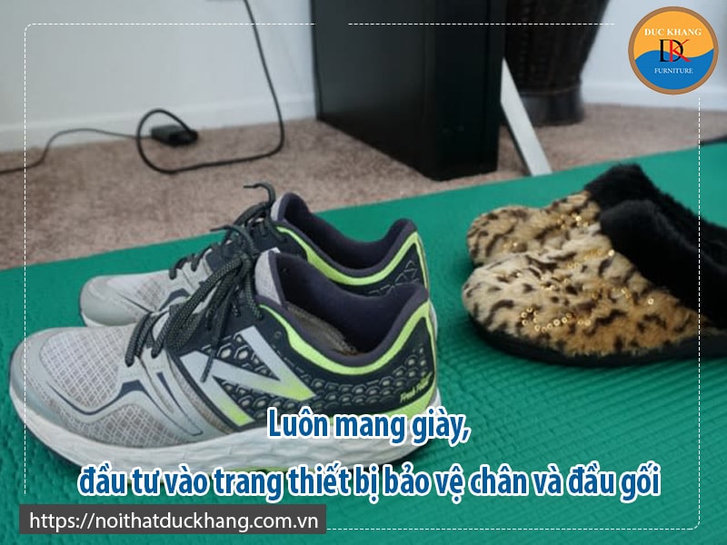 Luôn mang giày, đầu tư vào trang thiết bị bảo vệ chân và đầu gối