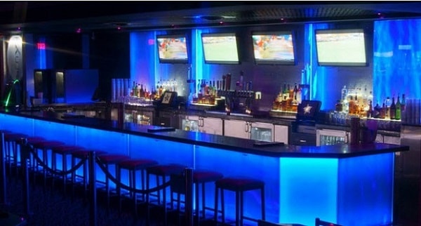 Thiết kế đèn nhẹ dịu của quầy bar neon.