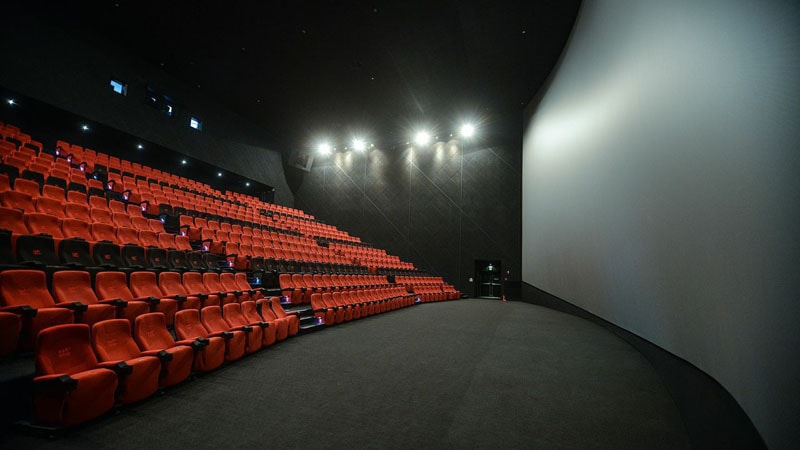 Rạp IMAX ở cụm rạp CGV Việt Nam có màn hình lớn tuy nhiên vẫn chưa đạt mức chuẩn các rạp trên thế giới