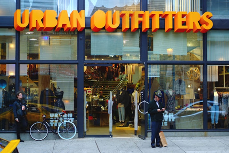 Bên ngoài trụ sở Urban Outfitters, Philadelphia, Mỹ