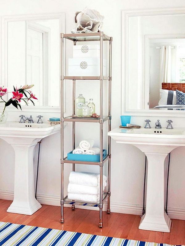 Chiếc kệ nhỏ xinh đặt gọn trong góc phòng tắm.