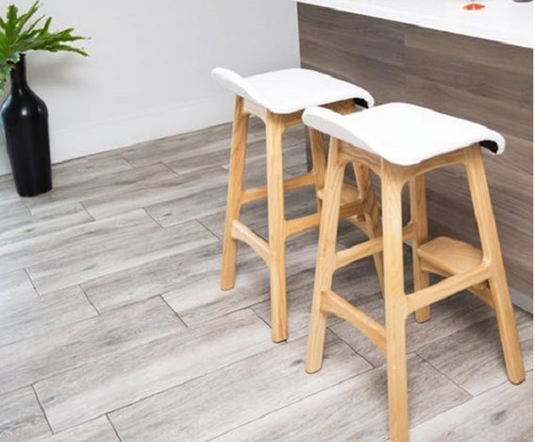 Thiết kế trắng thanh lịch của ghế quầy bar Lama Stool.