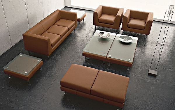 Sofa da kèm nhiều bàn và các ghế đơn kiểu cách