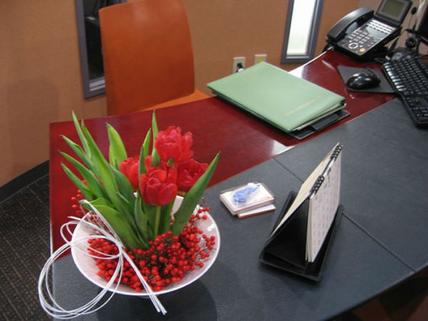 Những mẫu hoa để bàn làm việc đẹp mắt cho chị em công sở