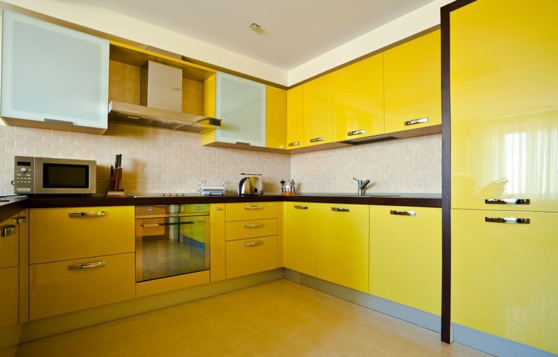 Người sinh năm 1970 nên chọn nội thất nhà bếp màu trắng hoặc vàng