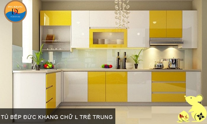 Tủ bếp trắng vàng chữ L trẻ trung, phóng khoáng hợp phong thủy tuổi Giáp Tý 1984