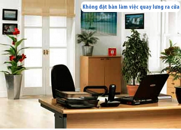 Không ngồi quay lưng ra cửa khi làm việc