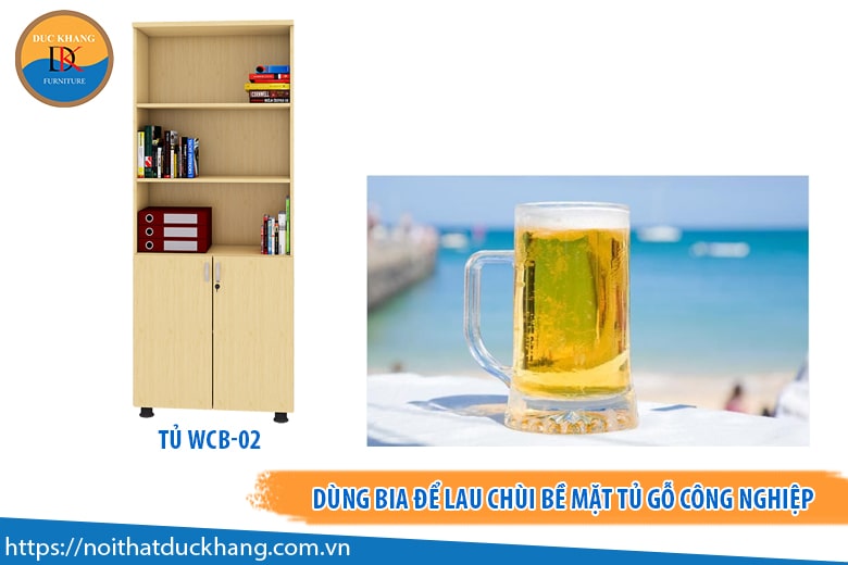 Dùng bia để lau chùi bề mặt tủ gỗ công nghiệp