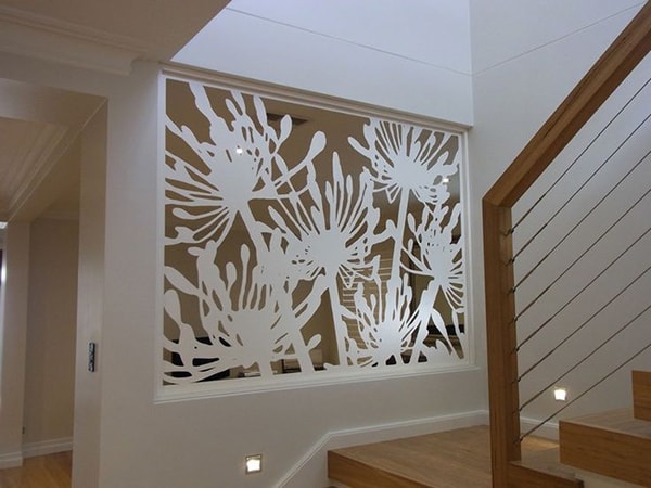 Vách ngăn phòng khách và cầu thang với hoa văn bắt mắt Vách ngăn phòng khách và cầu thang với hoa văn bắt mắt