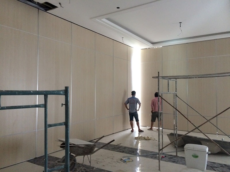 Kiểm tra mặt bằng thi công, kích thước và màu sắc vách ngăn