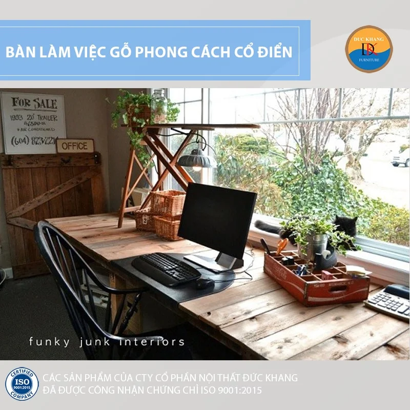 Bàn làm việc thô mộc từ ván gỗ. Bàn làm việc thô mộc từ ván gỗ.