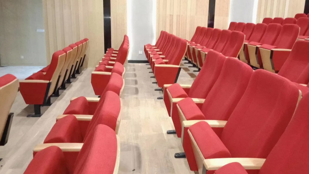 Ghế hội trường bọc nỉ nhập khẩu tay vịn ốp gỗ, chân thép bám sàn HJ62B