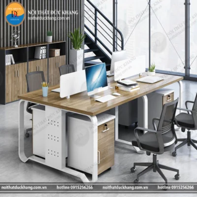 Cụm bàn làm việc nhóm 4 chỗ ngồi chân sắt cách điệu kèm vách ngăn Đức Khang DKMD101