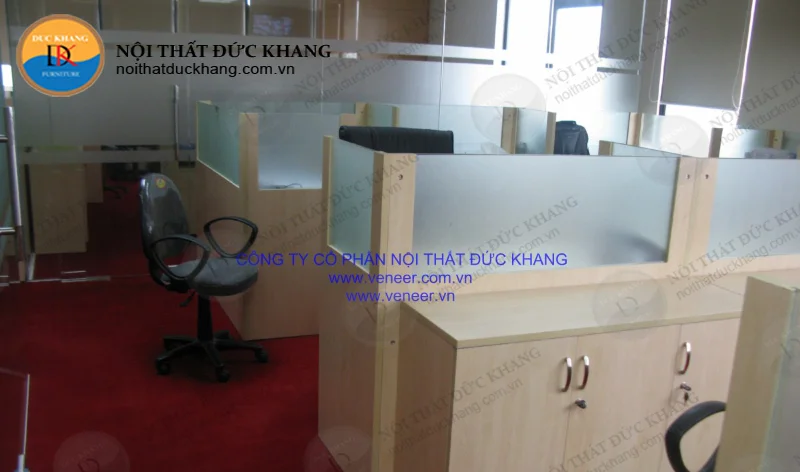 thi cong vach ngan ban lam viec van phong cong ty tms