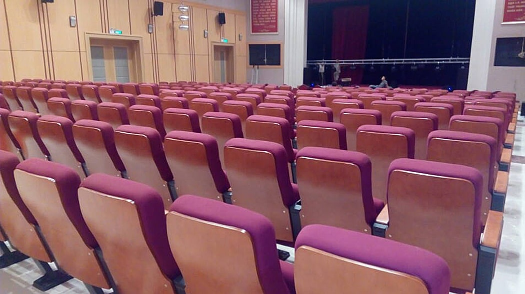 Ghế hội trường chân trụ bám sàn, tay vịn ốp gỗ, đệm mút bọc nỉ xanh kèm bàn viết HJ9126-A Ghế hội trường chân trụ bám sàn, tay vịn ốp gỗ, đệm mút bọc nỉ xanh kèm bàn viết HJ9126-A