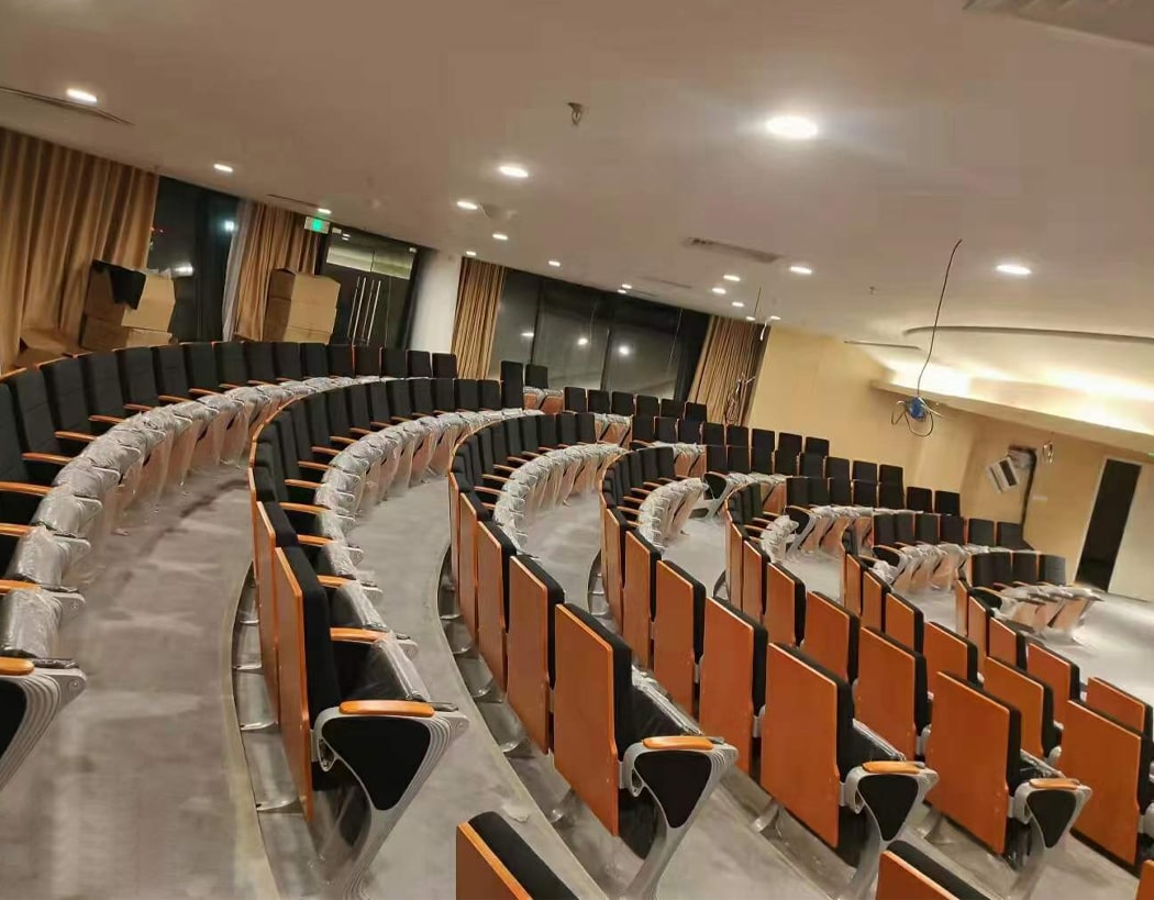 Ghế hội trường nhôm đúc chữ Z kèm bàn viết, bọc nỉ vàng, tay ốp gỗ WH8026-1 Ghế hội trường nhôm đúc chữ Z kèm bàn viết, bọc nỉ vàng, tay ốp gỗ WH8026-1