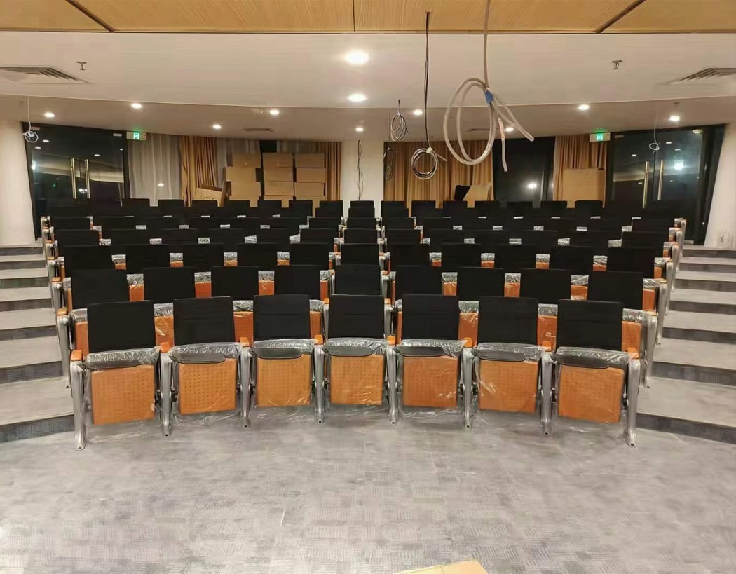 Ghế hội trường nhôm đúc chữ Z kèm bàn viết, bọc nỉ vàng, tay ốp gỗ WH8026-1 Ghế hội trường nhôm đúc chữ Z kèm bàn viết, bọc nỉ vàng, tay ốp gỗ WH8026-1