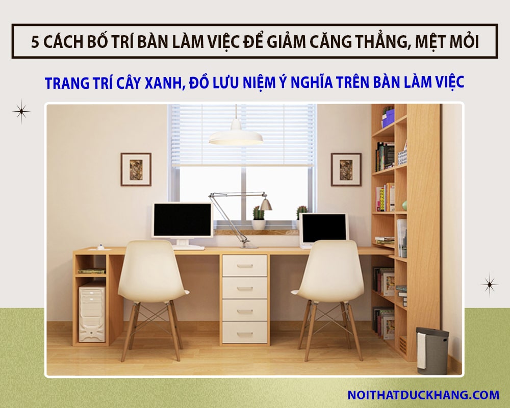 Trang trí cây xanh hoặc đồ lưu niệm ý nghĩa trên bàn làm việc