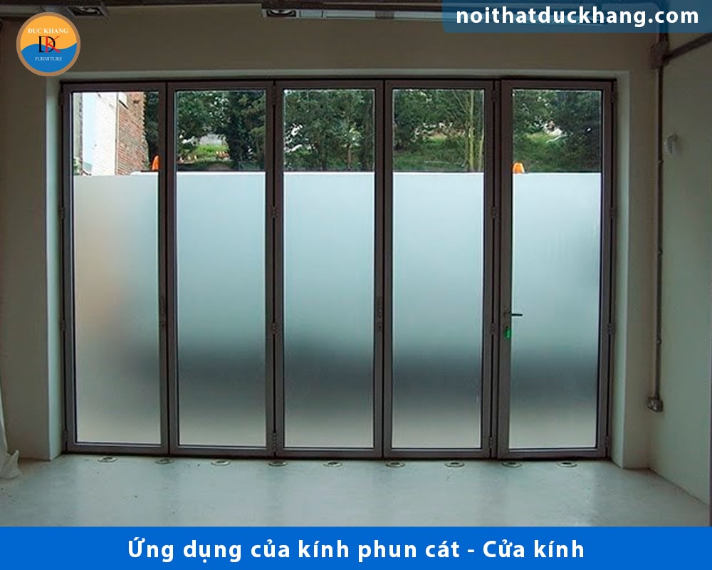 Ứng dụng của kính phun cát - Cửa kính